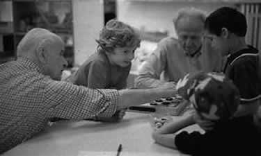 Loris Malaguzzi el Padre de nuestra filosofía educativa Reggio Emilia, conoce su notable historia